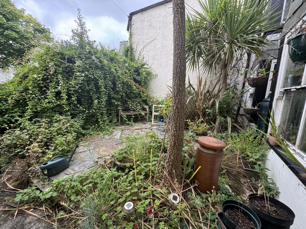 Lot: 131 - MID-TERRACE HOUSE FOR IMPROVEMENT - Garden